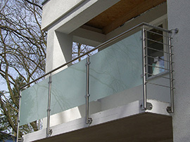 Geländer fürt Balkon mit VSG, Milchglas und Stäben