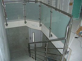 Brüstungs-und  Treppengeländer innen mit  Glas